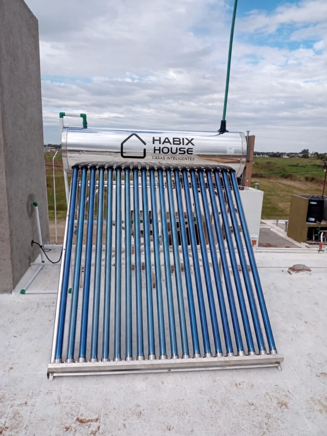 Termotanque solar con tubos y depósito con logotipo HABIX House, fotografía proporcionada